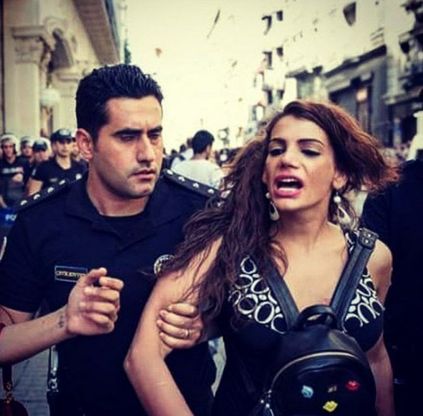 Hande Kader contro gli idranti: l'attivista al gay pride in Piazza Taksim 