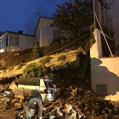 Casamicciola, crolla un muro: distrutta un'auto