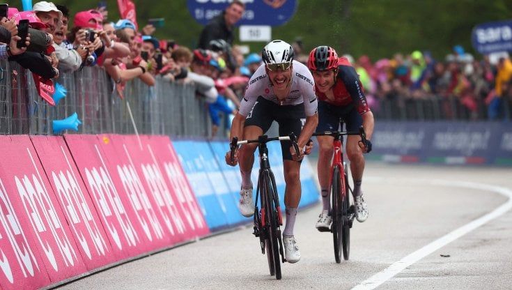 Giro d'Italia, daspo per un tifoso: lancio di fumogeni e rissa