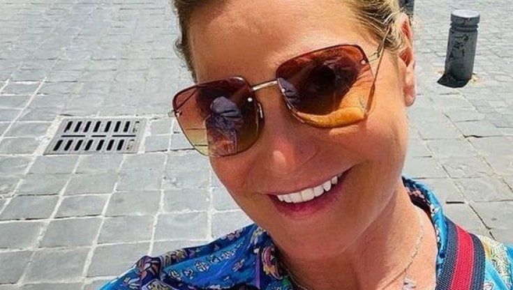 La protesta social di Simona Ventura contro la spazzatura nelle strade di Roma: "Ci fa vergognare"