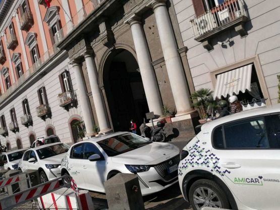 Flash mob di Amicar sotto la prefettura per denunciare i ripetuti atti vandalici