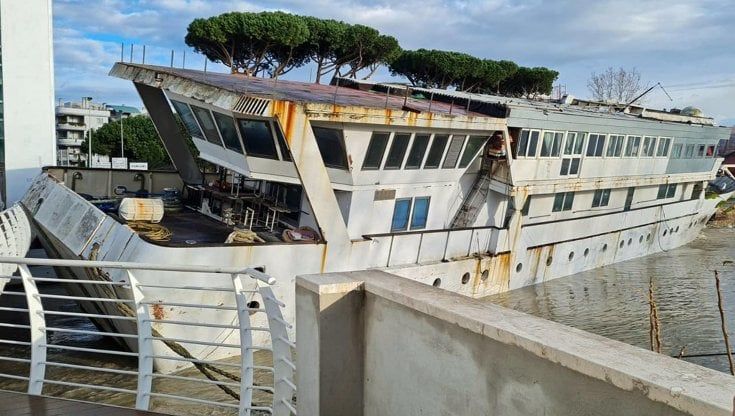 Maltempo, imbarcazione si scontra con il ponte mobile di Fiumicino. Il sindaco: "Un disastro scampato"
