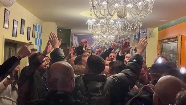 Geolier festeggia il secondo posto con la famiglia in pizzeria: accolto da cori da stadio