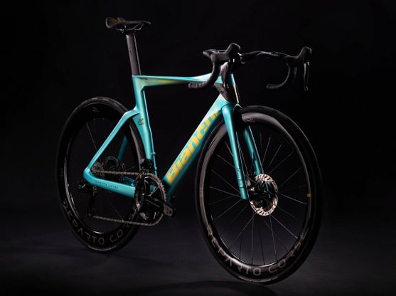Tour de France, presentata la bici ufficiale Bianchi: celeste e giallo insieme, settant'anni dopo Coppi