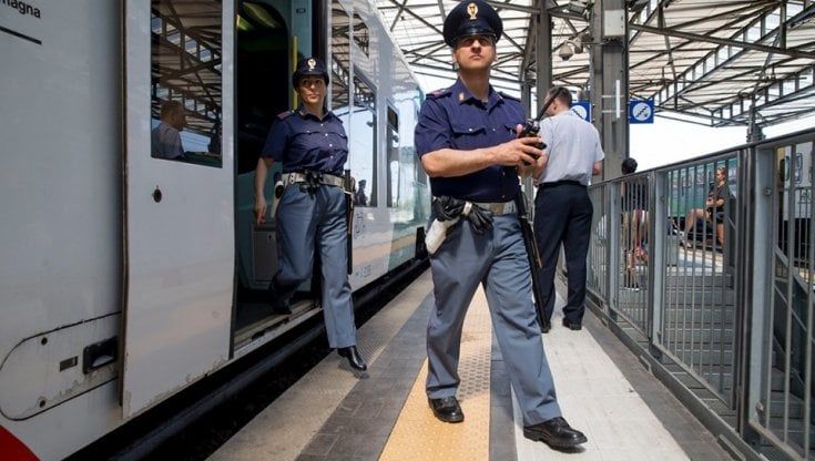 È ai domiciliari a Reggio ma compie una rapina in stazione a Parma 