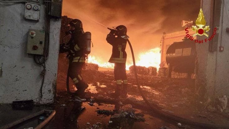 Brucia un impianto di stoccaggio della plastica, scatta l’allarme diossina