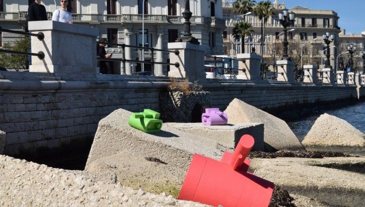 Il mistero dei carri armati colorati sul lungomare di Bari, l'incursione anonima di Lorma: "Siamo come in un Risiko, ecco perché"