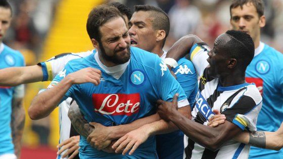 Napoli, stangata per Higuain: quattro giornate di squalifica