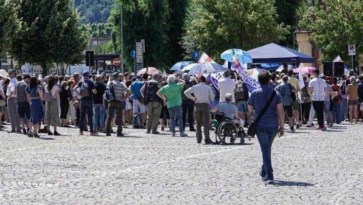 Chivasso, mattina di tensione alla torteria dei disobbedienti: in cento sfidano il raduno dei negazionisti