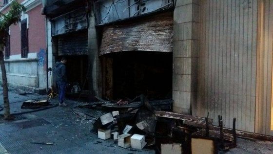 Bari, in fiamme un negozio di articoli per la casa: panico fra i residenti