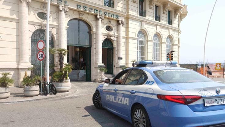 Napoli, spari nell’hotel Excelsior per l’orologio: arrestato 26enne. Rapinato anche supermercato