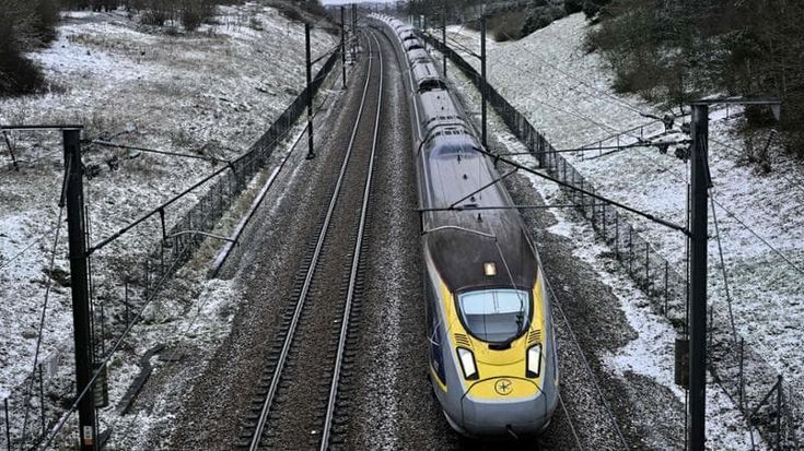 Parigi-Londra, 350 euro per un viaggio in treno, 80 in aereo. I giovani abbandonano l’Eurostar: “Addolorati per il danno ambientale, ma non abbiamo scelta”