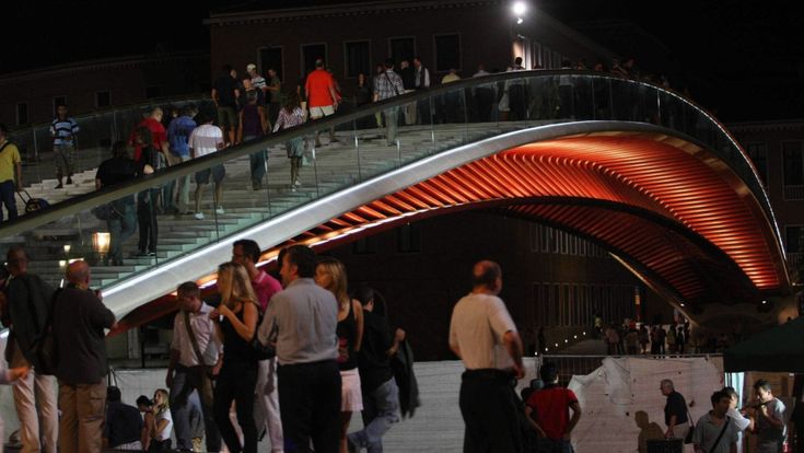 Venezia, troppe cadute sul ponte di Calatrava: il Comune elimina i gradini in vetro