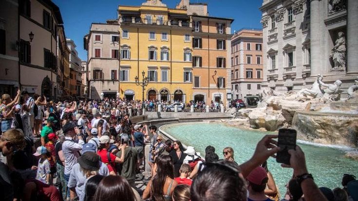 Fontana di Trevi a numero chiuso: dolce vita addio, meglio ricrearla in periferia