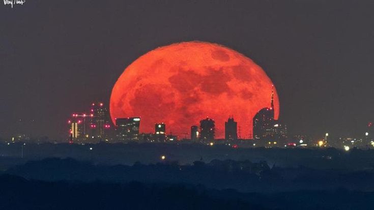Lo spettacolo dell'alba lunare sullo skyline di Milano vista dal Piemonte