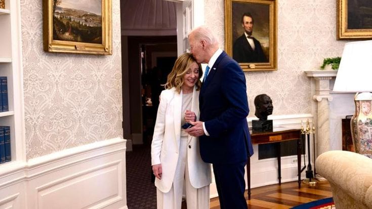 Meloni-Biden, il bacio dell’anatra zoppa