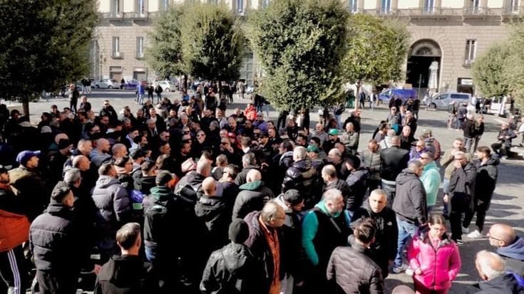 Napoli, taxi fermi contro Uber: 400 autisti in assemblea sotto il Comune