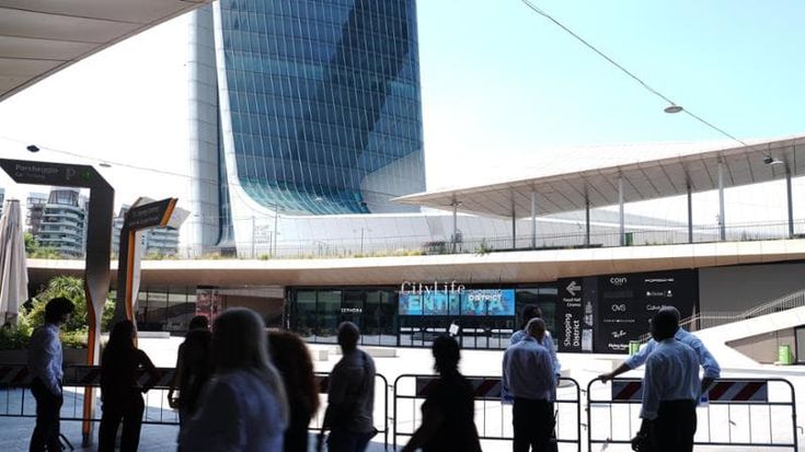 Citylife, la normalità riscoperta: riaprono piazza e centro commerciale