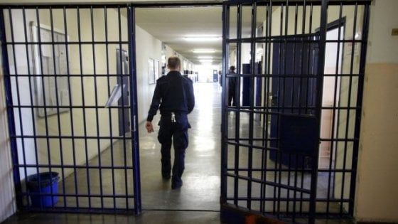 Perseguita l'ex moglie, arrestato agente di polizia penitenziaria a Bologna