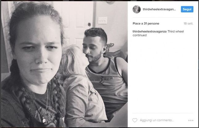 Vita da terzo incomodo: i selfie della ragazza single