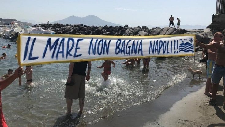 Tassa sul mare, a Napoli esplode la protesta: “Non è giusto, le spiagge sono di tutti”