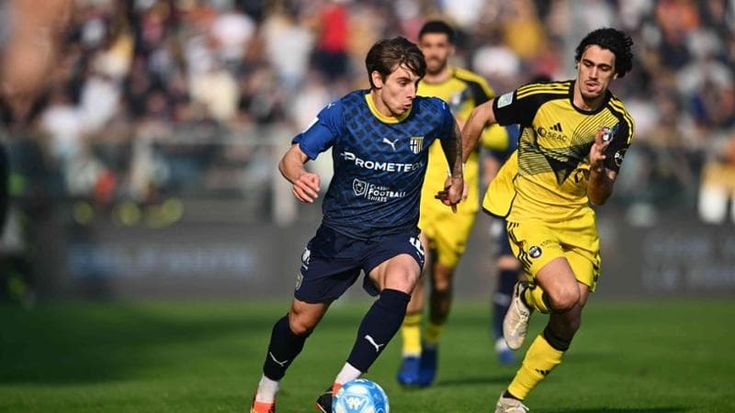 Serie B, il Parma vola verso la A: battuto il Pisa al 95'. Il Palermo travolge il Como e sale a -1 dal secondo posto