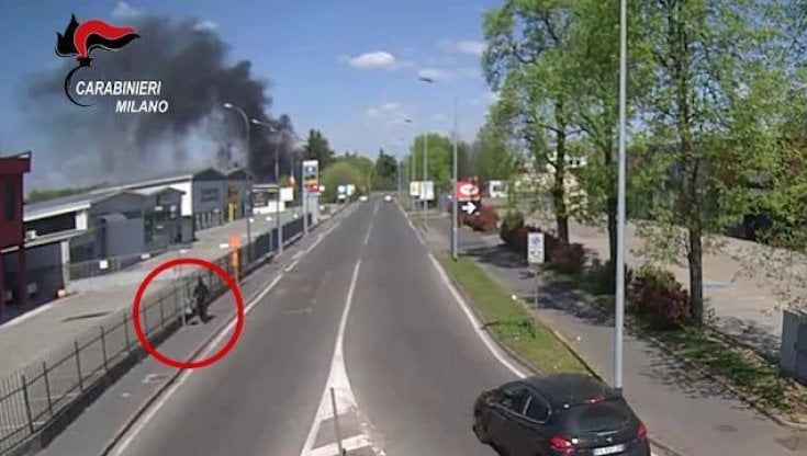 Incendio nella ditta rifiuti a Rozzano, arrestato ex dipendente: a incastrarlo le immagini delle telecamere 