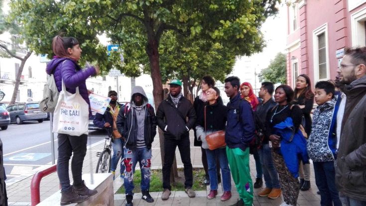 Nella città che resiste, l'integrazione passa anche dalle passeggiate con i migranti