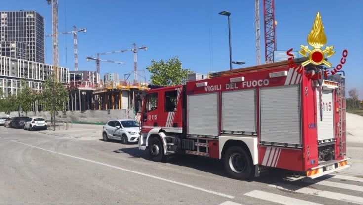 Incidenti sul lavoro, a Milano operaio resta schiacciato da un pantografo elevatore: è grave