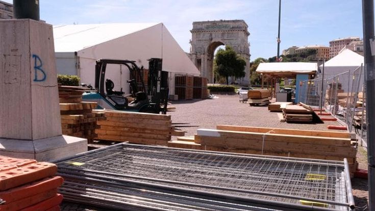 Adunata Alpini, si allestisce il campo in piazza della Vittoria e spuntano volantini di contestazione