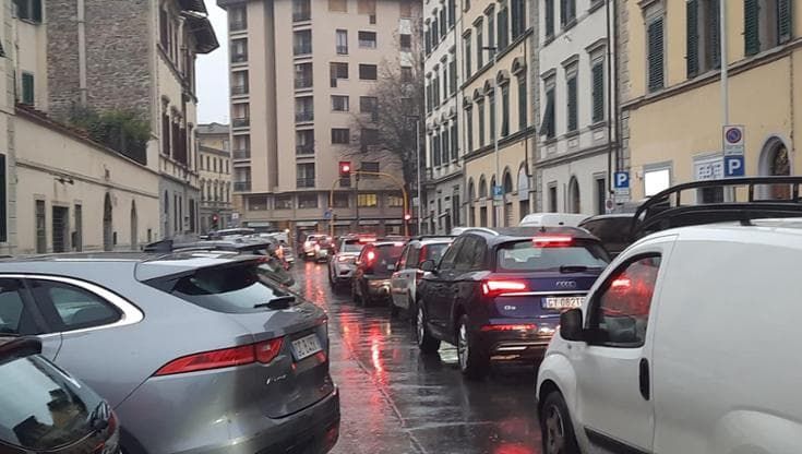 Nuova chiusura di Ponte al Pino, traffico in tilt a Campo di Marte