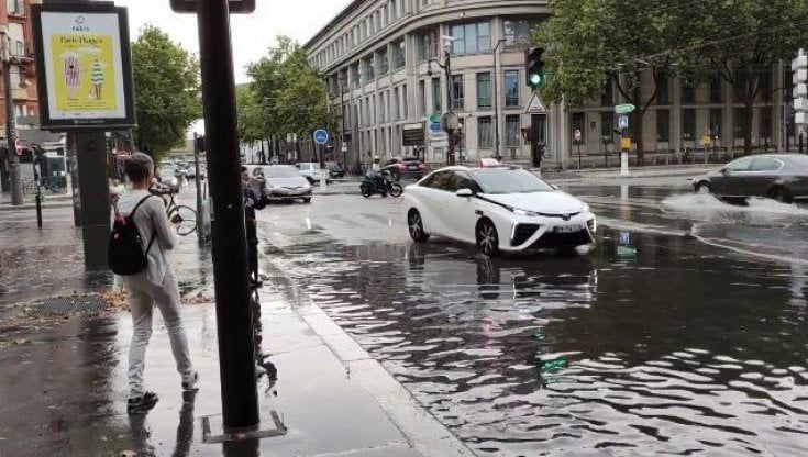 Vento e forti piogge su Parigi, strade allagate e metropolitana chiusa 