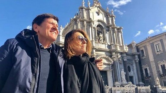 Gianni Morandi, compleanno con foto ricordo a Catania