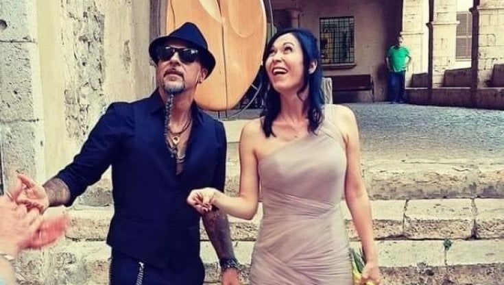 Nozze vip a Sermoneta, a giurarsi amore eterno il bassista dei Litfiba Dado Neri e la corista di Sanremo Roberta Frighi 