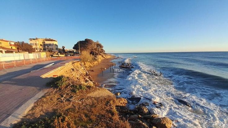 Frane e mareggiate, la lenta scomparsa della spiaggia di Agrigento