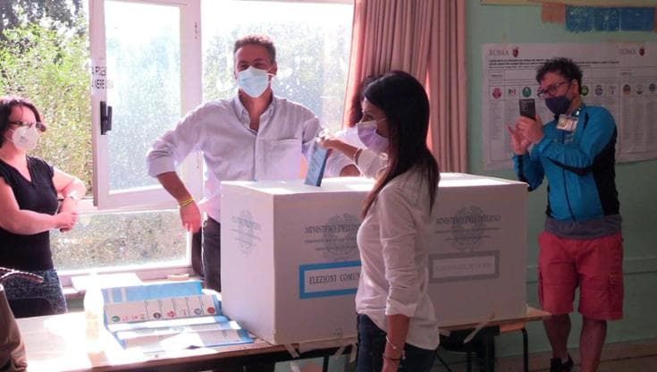 Roma, la sindaca uscente Virginia Raggi al voto. Qualche problema con la scheda: "Piegarla non è facilissimo"