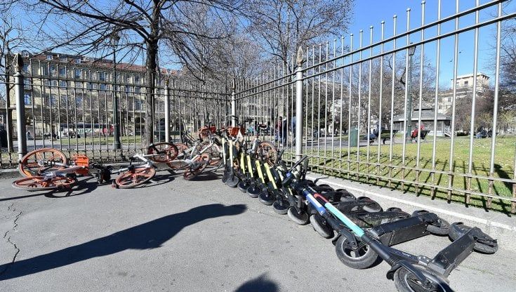 Il sit in dei monopattini. ora basta con gli incivili che vanno sotto i portici