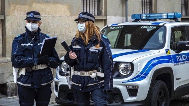 Non indossa la mascherina mentre serve i clienti: barista multato a Parma 