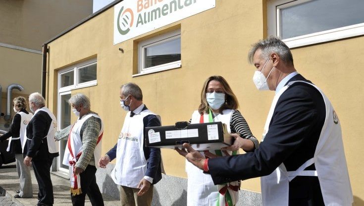 Gli hub di zona e le carovane solidali così Milano salva 216 tonnellate di cibo