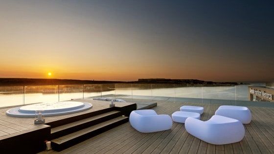 A Minorca, un albergo con la forma di una nave