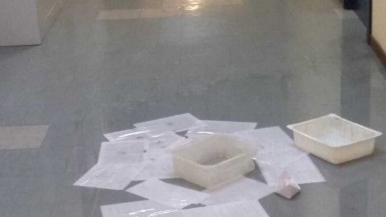 Taranto, piove nei corridoi del tribunale. La Cgil: "Sotto il pavimento c'è ancora amianto"