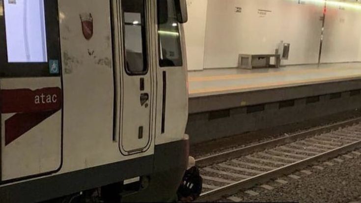 Si stende sui binari e blocca la metro, uomo portato via dalla polizia