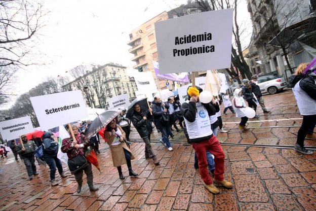 Un cartello per ogni patologia, la marcia dei malati rari