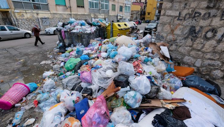 Il tour nella Palermo invasa dall'immodizia: il fotoracconto