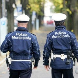 Roma, stivali dei vigili con il marchio contraffatto. Agente li fa sequestrare ma viene denunciato