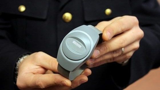 Trapani, braccialetto elettronico a due uomini accusati di stalking