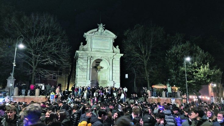 Movida Roma, stretta su mini market e ipotesi steward fuori dai pub. Domani l'ordinanza per i weekend