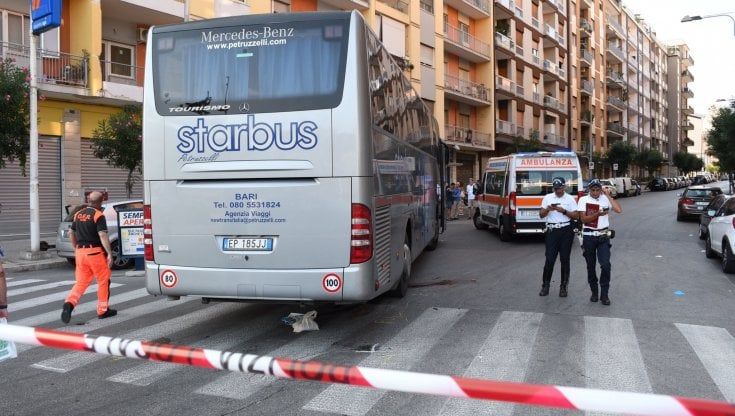 Bari, 87enne travolto e ucciso da un bus sulle strisce pedonali vicino al Policlinico
