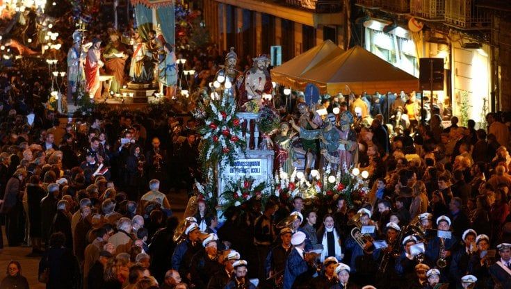 Le processioni con la mascherina: ecco la Via Crucis al tempo del Covid