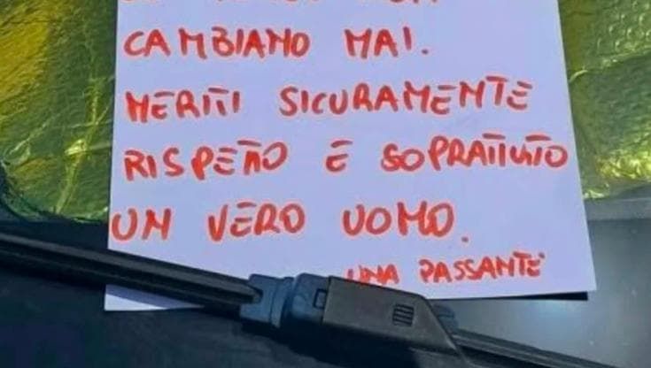 "Tuo marito urlava, abbi il coraggio di lasciarlo": il biglietto lasciato sul parabrezza è virale